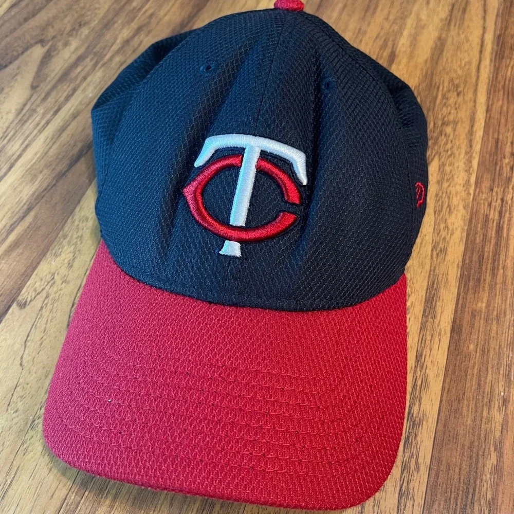 New Era Minnesota Twins 39THIRTY Hat Mens Medium-Large Navy Red Mesh Stretch Fit